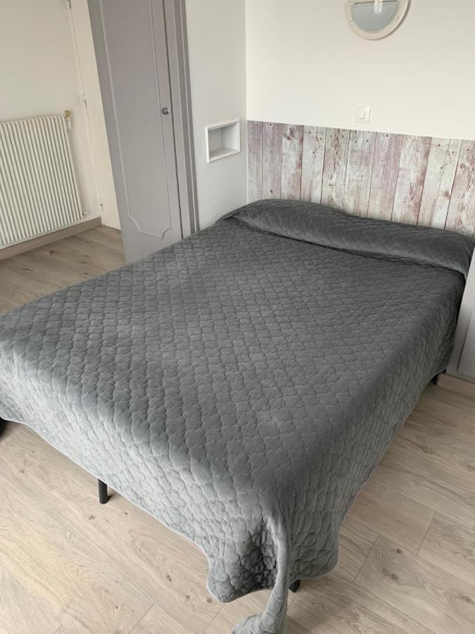 Hotel Le Canetois Bagian luar foto