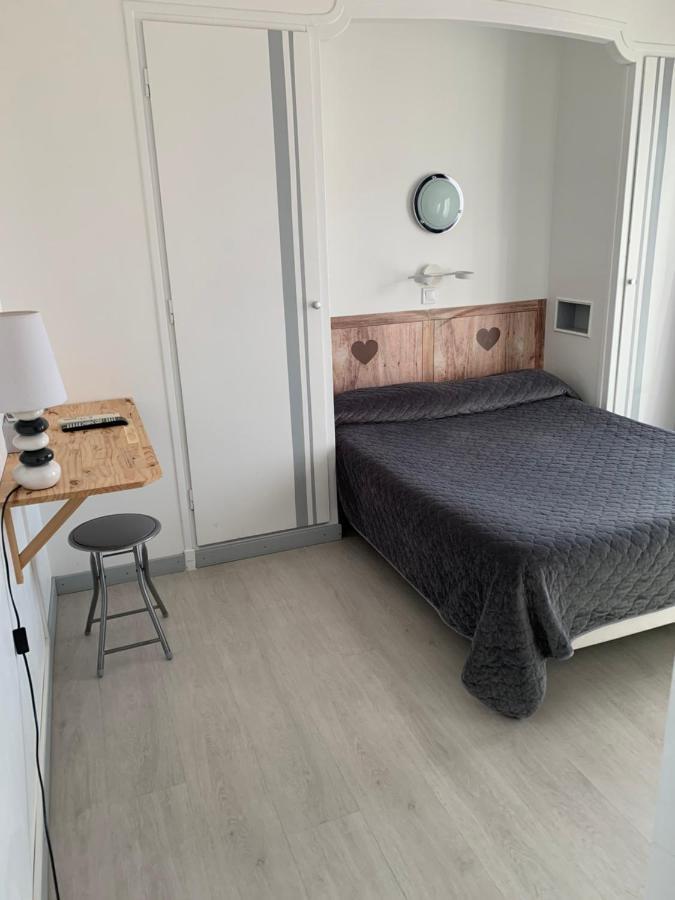 Hotel Le Canetois Bagian luar foto