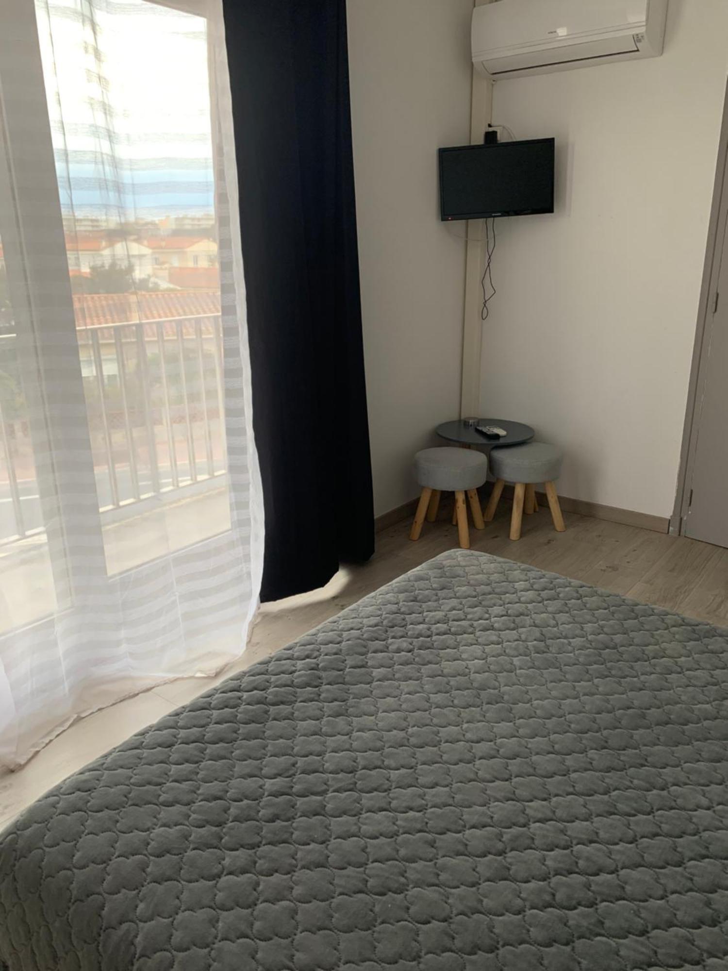 Hotel Le Canetois Bagian luar foto