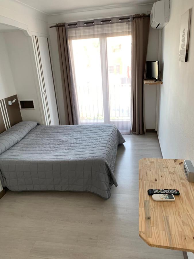 Hotel Le Canetois Bagian luar foto