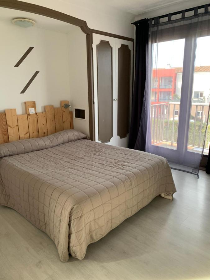 Hotel Le Canetois Bagian luar foto