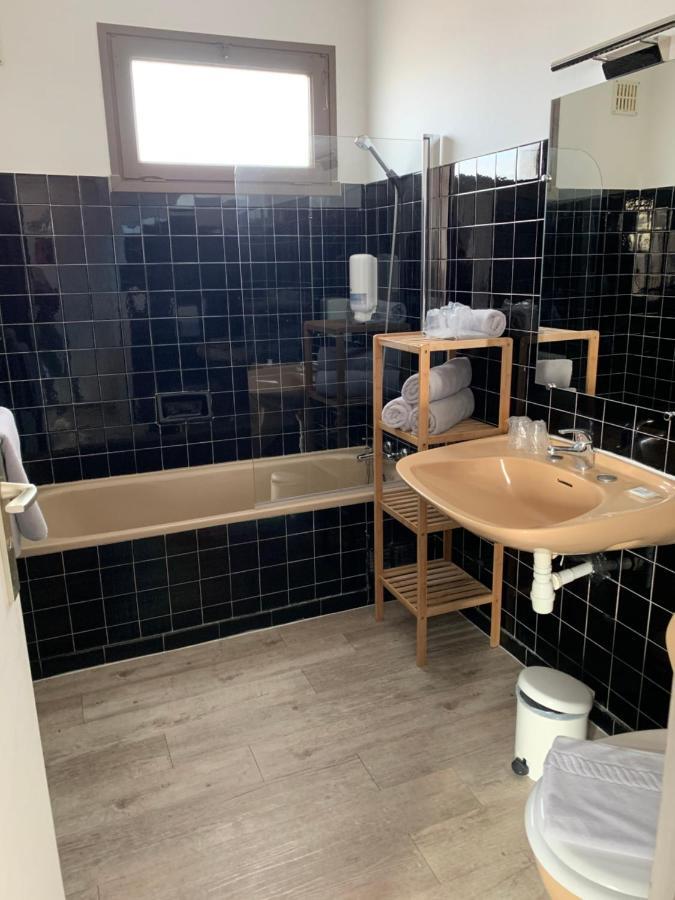 Hotel Le Canetois Bagian luar foto