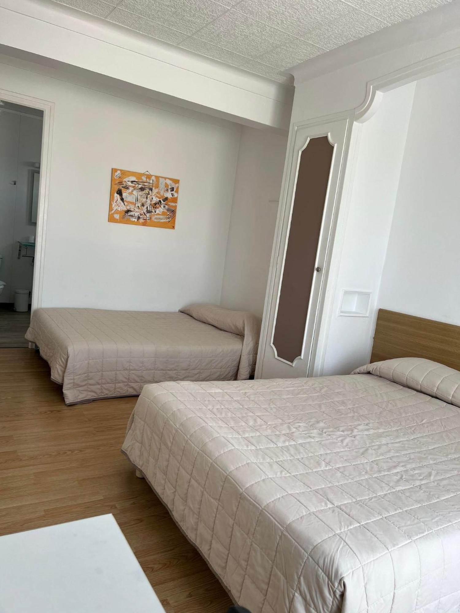 Hotel Le Canetois Bagian luar foto